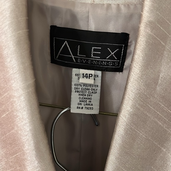 Mother of the Bride/Groom Suit - Picture 3 of 10